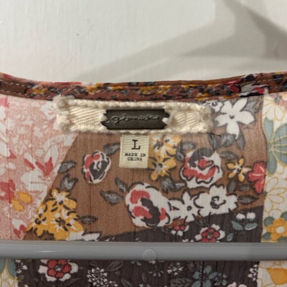 Gimmick Floral Patchwork V-Neck Blouse - Picture 3 of 5